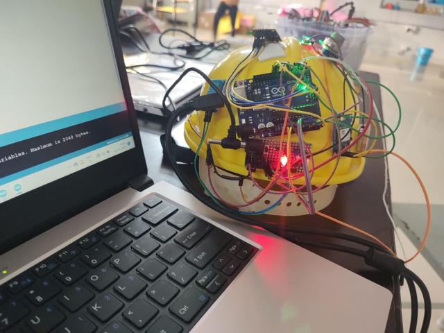 Arduino an einem Schutzhelm montiert